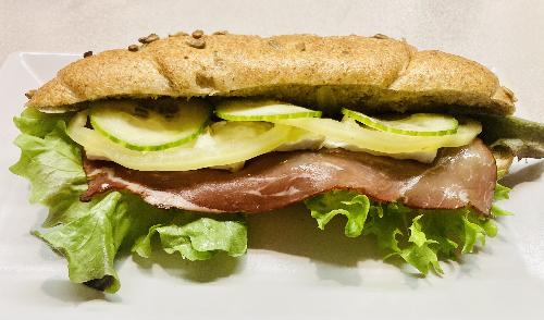 Pármai sonkás szendvics teljes kiőrlésű kifliben