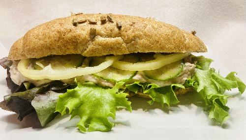 Tonhalkrémes szendvics teljes kiőrlésű kifliben